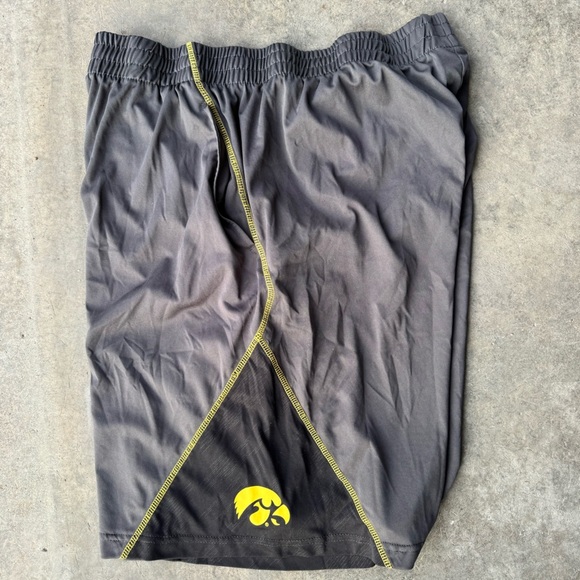 MENS IOWA HAWKEYE SHORTS SIZE XXL - Picture 2 of 3